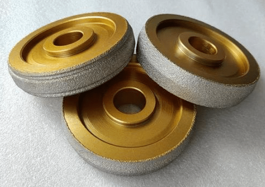 Grinding wheel using crushed diamond grit